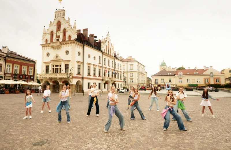Nowy klip RDK już hula w sieci. Premiera utworu „Poza mapą”