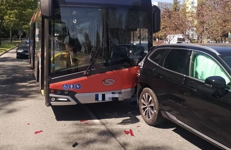 Zderzenie autobusu MPK z samochodem na al. Powstańców Warszawy. 1 osoba w szpitalu