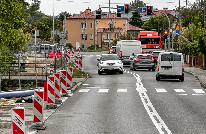 Trwa budowa blisko kilometrowej ścieżki pieszo-rowerowej na Zalesiu. Mamy nowe zdjęcia z inwestycji