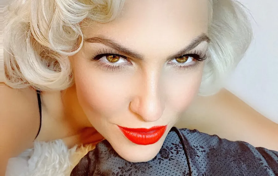 BOOM: Karen Souza z zespołem