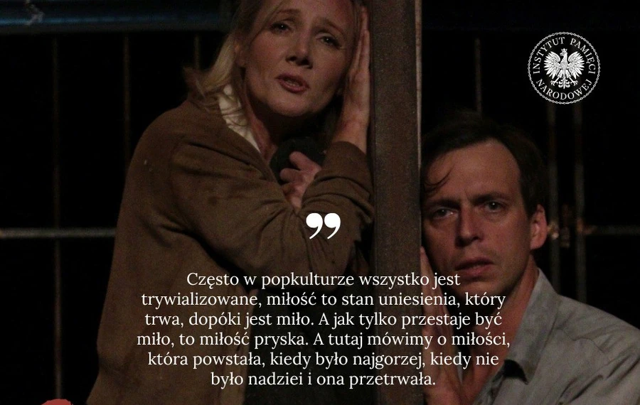 Przez ścianę