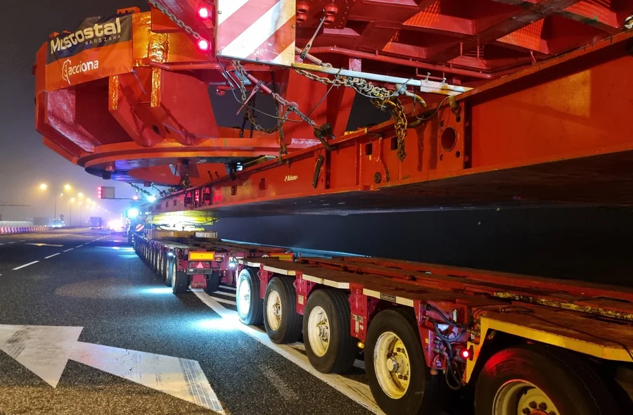 Na zdj. Transport elementów maszyny TBM / fot. Generalna Dyrekcja Dróg Krajowych i Autostrad