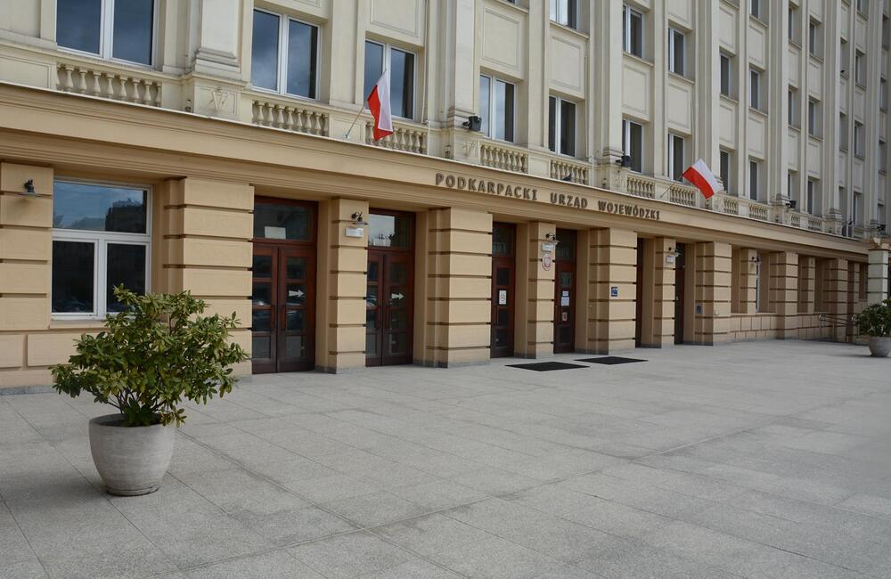 Alarm bombowy w Urzędzie Wojewódzkim w Rzeszowie. Ewakuowano ok. 500 osób