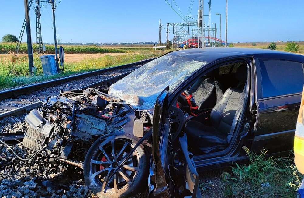 Wjechał wprost pod nadjeżdżający pociąg