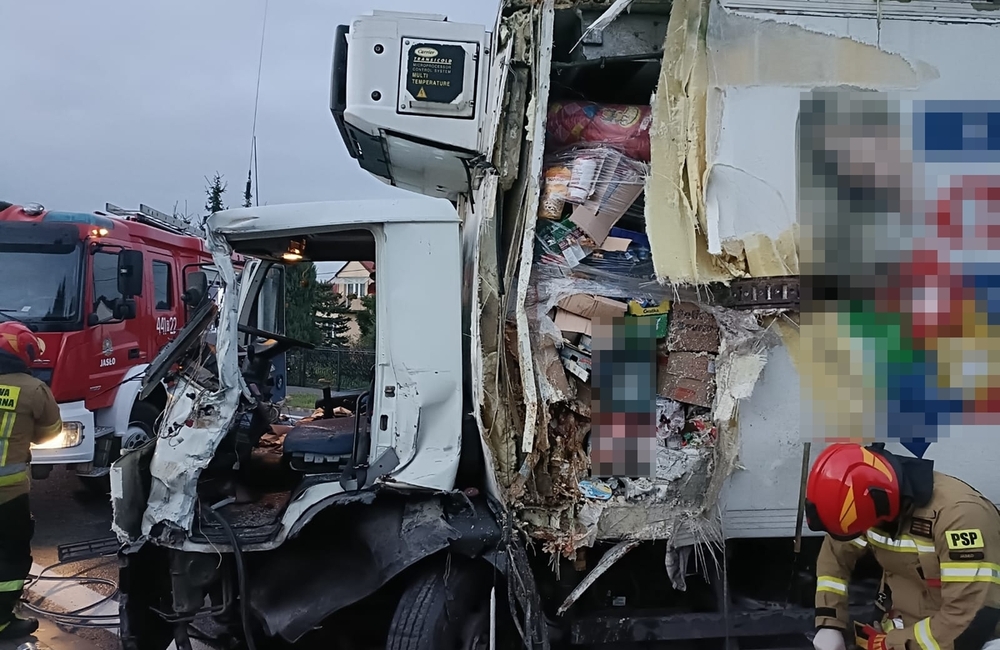 Zderzenie dwóch ciężarówek na DK28 w Trzcinicy. Kierowca zasnął za kierownicą