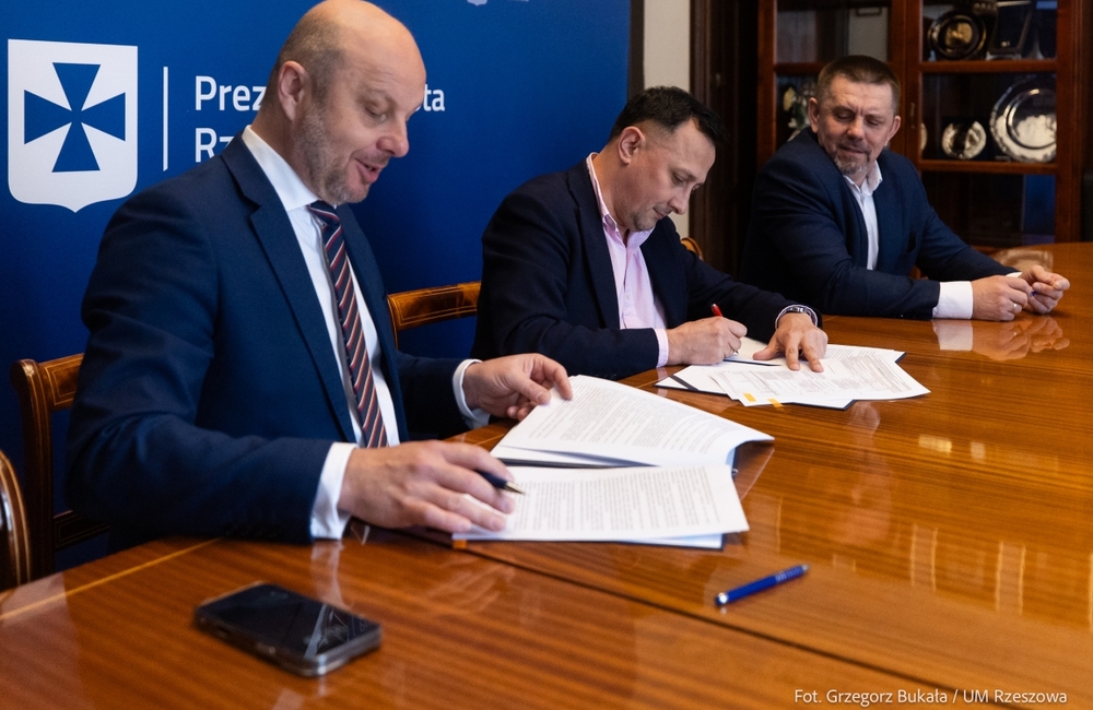 Podpisanie umowy na opracowanie dokumentacji projektowej rozbudowy ul. Załęskiej. Na zdjęciach: Konrad Fijołek, prezydent Rzeszowa, Damian Miciak - KDM Projekt Pracownia Projektowo-Konsultingowai Andrzej Maciejko, dyrektor MZD w Rzeszowie / fot. Grze