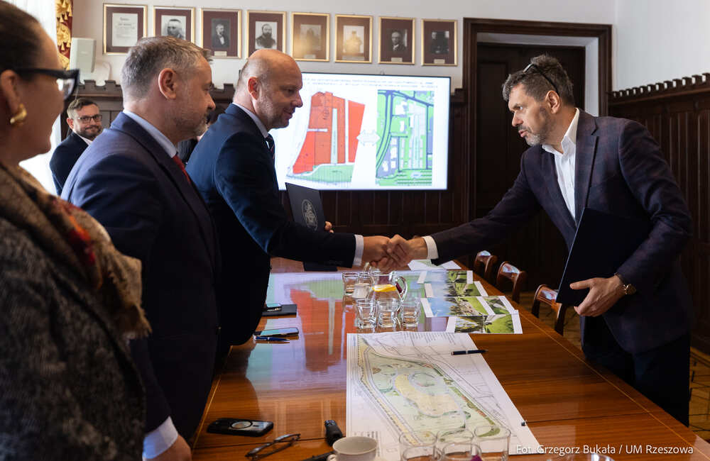 Podpisanie listu intencyjnego dotyczącego budowy nowego parku w Rzeszowie / fot. Grzegorz Bukała - UM Rzeszowa