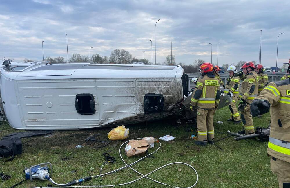 Wypadek busa na A4 w Budach Łańcuckich / fot. Kacper Ulhurski, KP PSP Łańcut