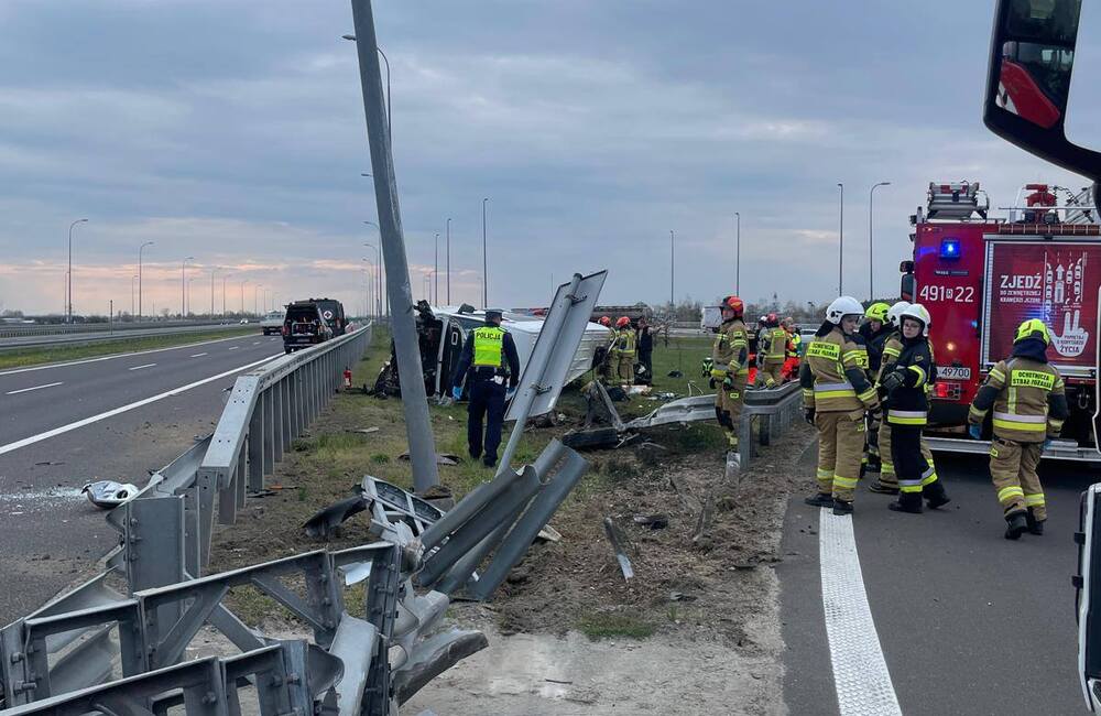 Wypadek busa na A4 w Budach Łańcuckich / fot. Kacper Ulhurski, KP PSP Łańcut