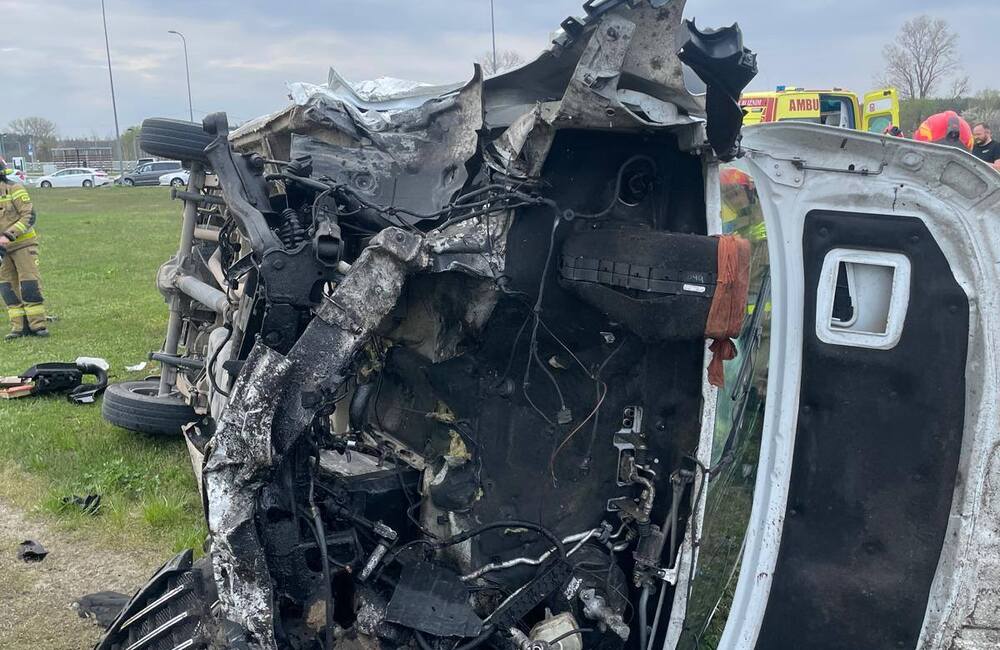 Wypadek busa na A4 w Budach Łańcuckich / fot. Kacper Ulhurski, KP PSP Łańcut