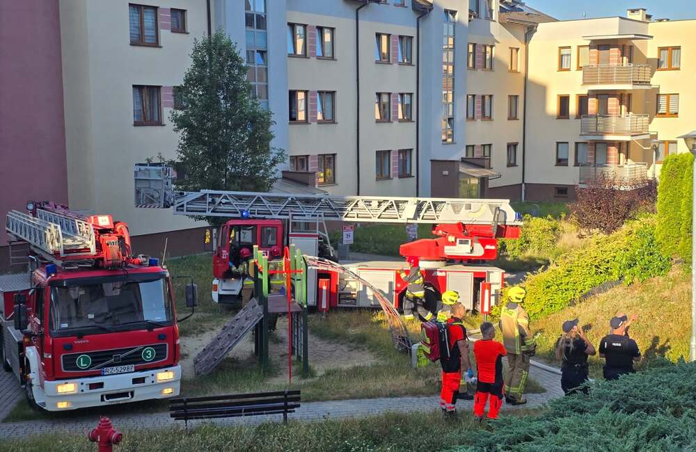 Pożar mieszkania w bloku na ul. Twardowskiego w Rzeszowie (3.07.2026) / fot. KM PSP w Rzeszowie