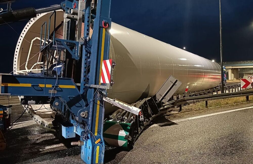 Zablokowany zjazd z autostrady A4 na węźle Rzeszów-Wschód / fot. KMP w Rzeszowie