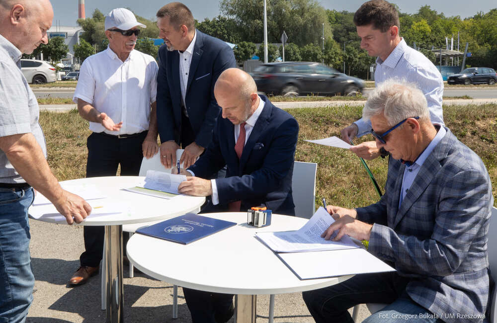Podpisanie umowy na zaprojektowanie nowych rozwiązań drogowych w północnej części miasta, fot. Grzegorz Bukała / UM Rzeszowa