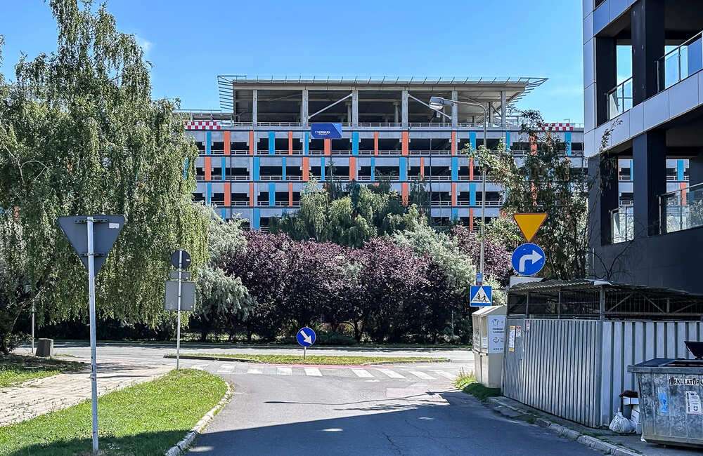 Budowa piętrowego parkingu i lądowiska przy KSW w Rzeszowie [29.07.2026], fot. ViC / RESinet.pl