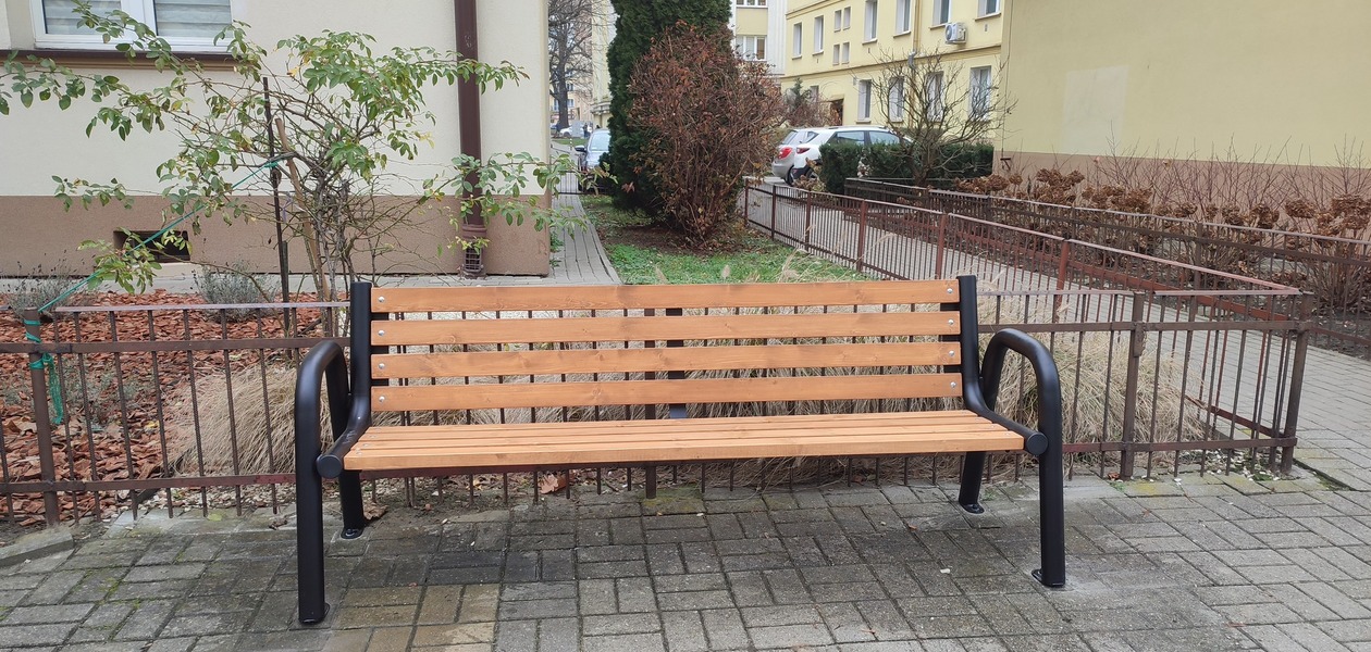 Trwa montaż nowych ławek w centrum Rzeszowa / fot. Zarząd Zieleni Miejskiej