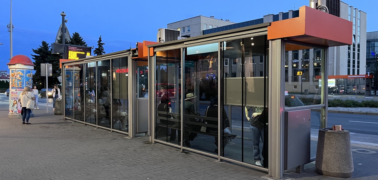 Przystanek autobusowy przy ul. Piłsudskiego / fot. Archiwum RESinet.pl