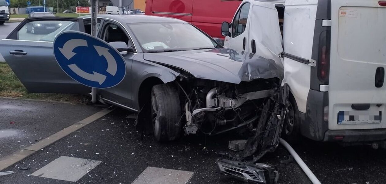 Kolizja czterech pojazdów na rondzie Rodziny Ulmów / fot. KMP w Rzeszowie