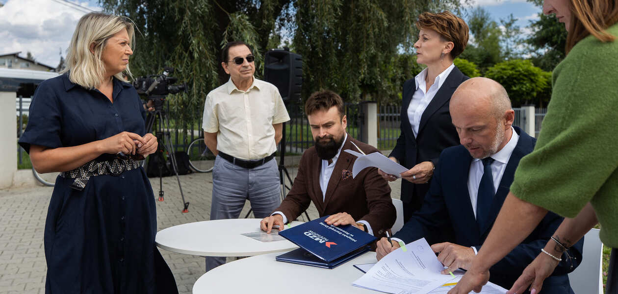 Podpisanie umowy na montaż nowego oświetlenia na dwóch rzeszowskich osiedlach, fot. Grzegorz Bukała / UM Rzeszowa