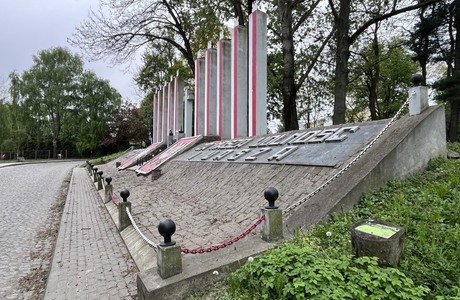 Pomnik Dziesięciu Rąk przy ul. Partyzantów w Rzeszowie / fot. Archiwum RESinet.pl