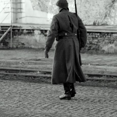 Rekonstrukcja "Na nieludzką ziemię" - Rampa kolejowa - Przemyśl - 28.02.2010 - fot 32