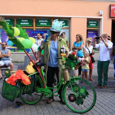 Parada uliczna Teatru Maska w Rzeszowie z okazji 80 rocznicy urodzin Jerzego Grotowskiego - fot 1