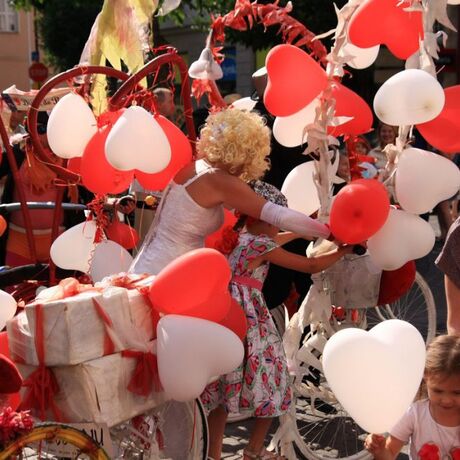 Parada uliczna Teatru Maska w Rzeszowie z okazji 80 rocznicy urodzin Jerzego Grotowskiego - fot 6