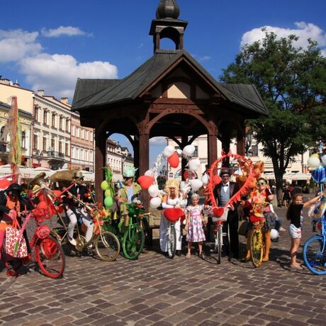 Parada uliczna Teatru Maska w Rzeszowie z okazji 80 rocznicy urodzin Jerzego Grotowskiego - fot 3