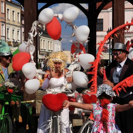 Parada uliczna Teatru Maska w Rzeszowie z okazji 80 rocznicy urodzin Jerzego Grotowskiego - fot 2