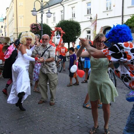 Parada uliczna Teatru Maska w Rzeszowie z okazji 80 rocznicy urodzin Jerzego Grotowskiego - fot 12