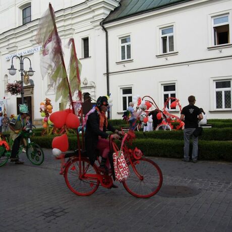 Parada uliczna Teatru Maska w Rzeszowie z okazji 80 rocznicy urodzin Jerzego Grotowskiego - fot 11