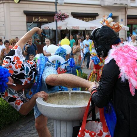 Parada uliczna Teatru Maska w Rzeszowie z okazji 80 rocznicy urodzin Jerzego Grotowskiego - fot 10