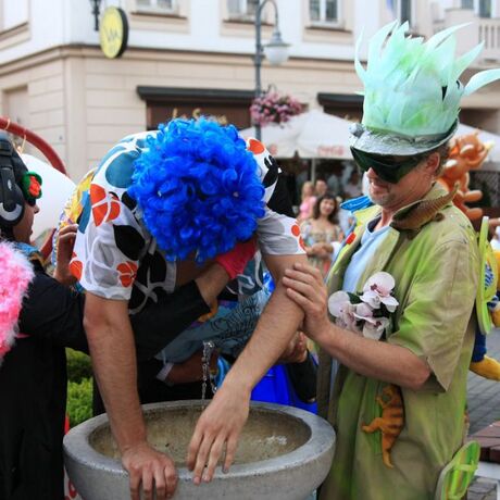 Parada uliczna Teatru Maska w Rzeszowie z okazji 80 rocznicy urodzin Jerzego Grotowskiego - fot 9