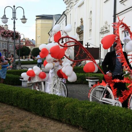 Parada uliczna Teatru Maska w Rzeszowie z okazji 80 rocznicy urodzin Jerzego Grotowskiego - fot 8