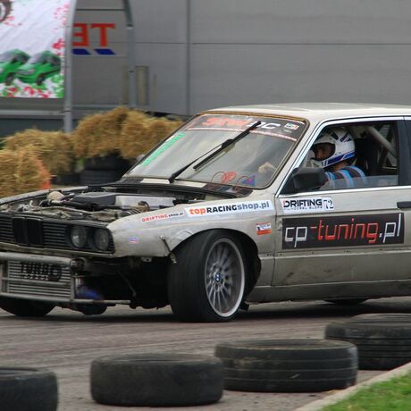Pokazy driftu na Festiwalu Motoryzacyjnym w Rzeszowie  - fot 16