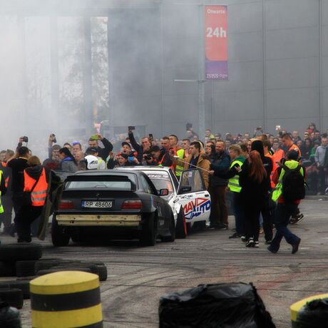 Pokazy driftu na Festiwalu Motoryzacyjnym w Rzeszowie  - fot 7