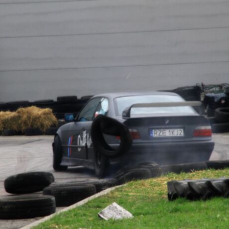 Pokazy driftu na Festiwalu Motoryzacyjnym w Rzeszowie  - fot 6