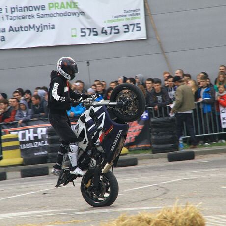 Pokazy driftu na Festiwalu Motoryzacyjnym w Rzeszowie  - fot 5