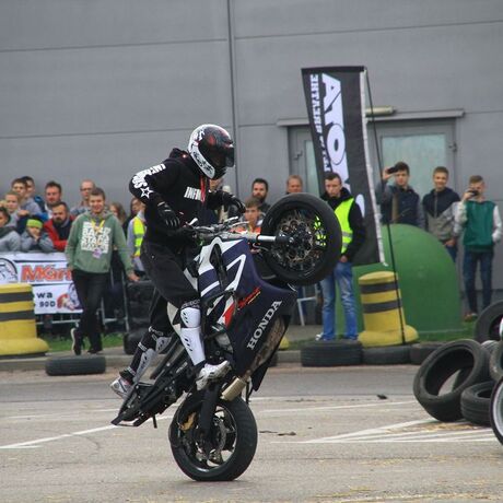 Pokazy driftu na Festiwalu Motoryzacyjnym w Rzeszowie  - fot 4