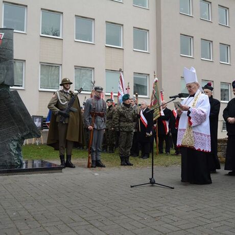 Odsłonięcie pomnika smoleńskiego - fot 2