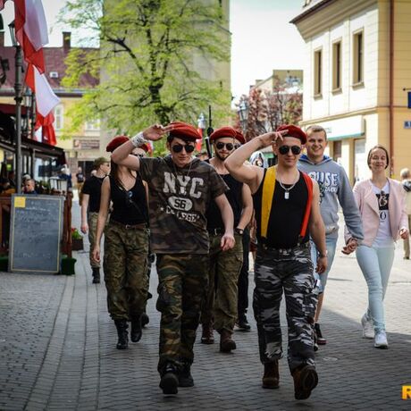 XXIII Rzeszowskie Juwenalia: Korowód na Rynku - fot 1