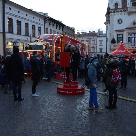 Ciężarówka Coca Coli na rzeszowskim Rynku - fot 4