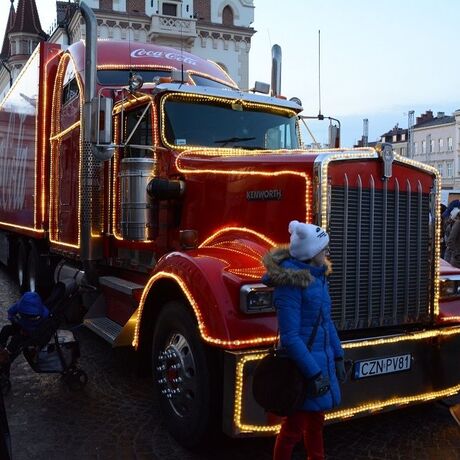 Ciężarówka Coca Coli na rzeszowskim Rynku - fot 6