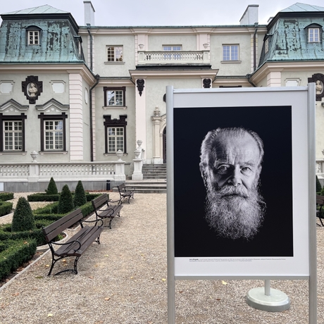 "Spotkania" - fotografie Tadeusza Poźniaka w ogrodzie Letniego Pałacu Lubomirskich - fot 11