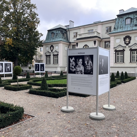 "Spotkania" - fotografie Tadeusza Poźniaka w ogrodzie Letniego Pałacu Lubomirskich - fot 8