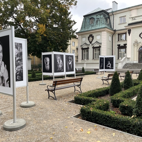 "Spotkania" - fotografie Tadeusza Poźniaka w ogrodzie Letniego Pałacu Lubomirskich - fot 9