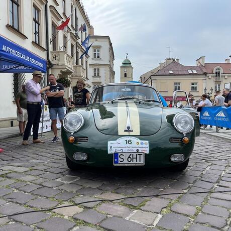 Zabytkowe pojazdy na rzeszowskim Rynku - fot 20