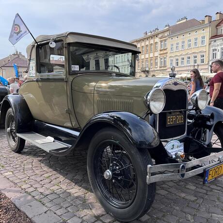 Zabytkowe pojazdy na rzeszowskim Rynku - fot 1