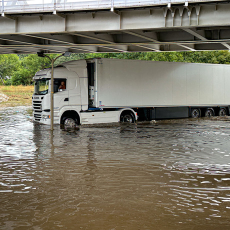 Rzeszów - Droga pod wiaduktem na al. Wyzwolenia po porannej ulewie [17.07.2024] - fot 7