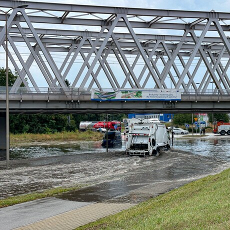 Rzeszów - Droga pod wiaduktem na al. Wyzwolenia po porannej ulewie [17.07.2024] - fot 9