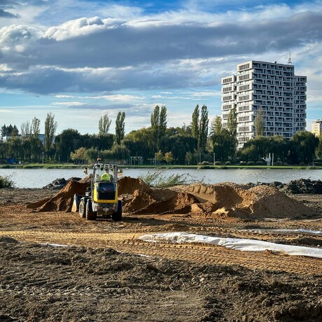 Rzeszów - Budowa miejskiej plaży nad Wisłokiem [październik 2024] - fot 16